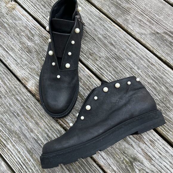 LD Tuttle Pearl Trim Black Leather Booties 7 - Picture 2 of 12